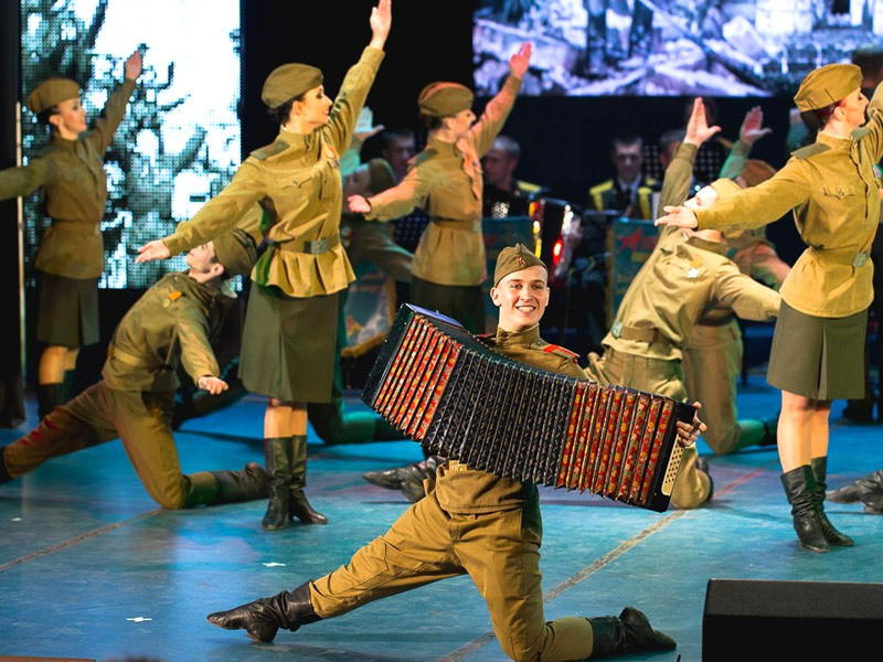 Военная форма в народных танцах
